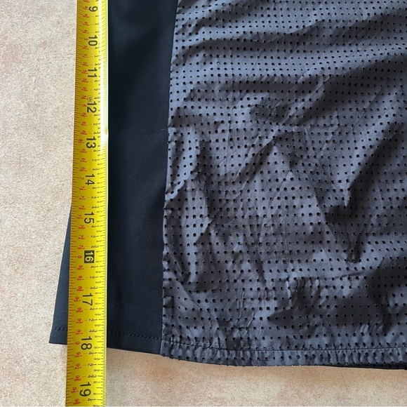 Nike Golf Tour Performance Black Perforated Lightweight Zip Up Vest - Picture 10 of 11